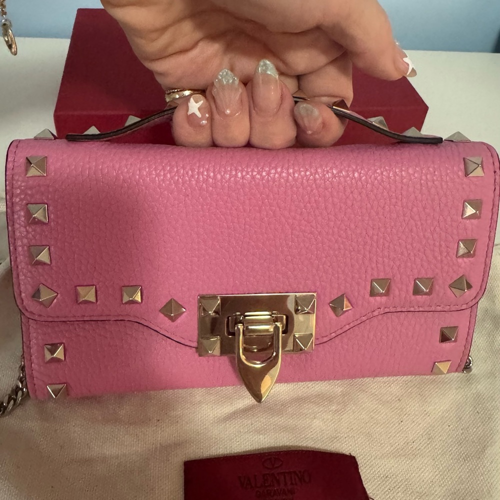 Valentino Rockstud clutch in pink, pale gold hardware, pebbled calf leather. - Picture 3 of 11